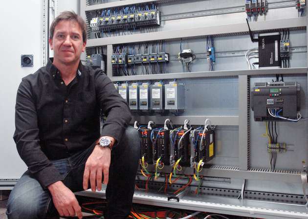 Mike Kostka am Siemens SINAMICS Schaltschrank